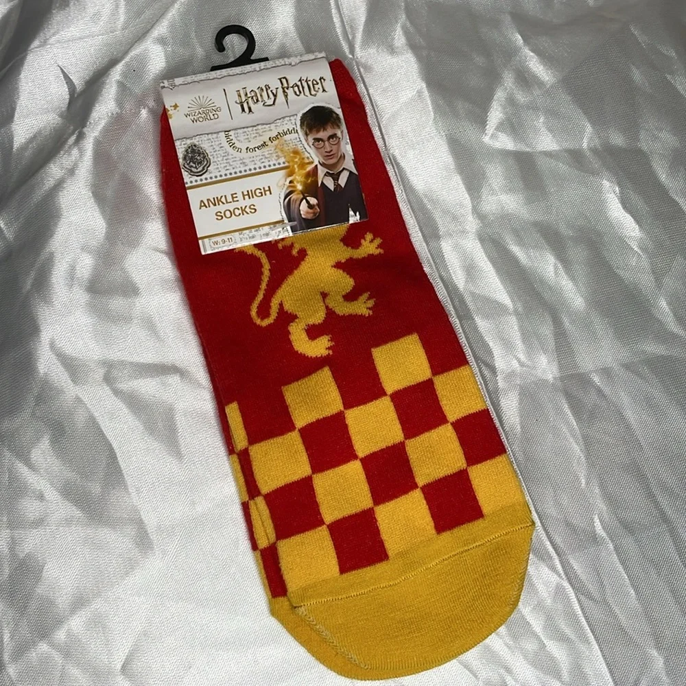 ⚡️HP🎉 11/1/24 NWT⚡️Harry Potter: Gryffindor House ankle high socks⚡️ - Picture 2 of 9
